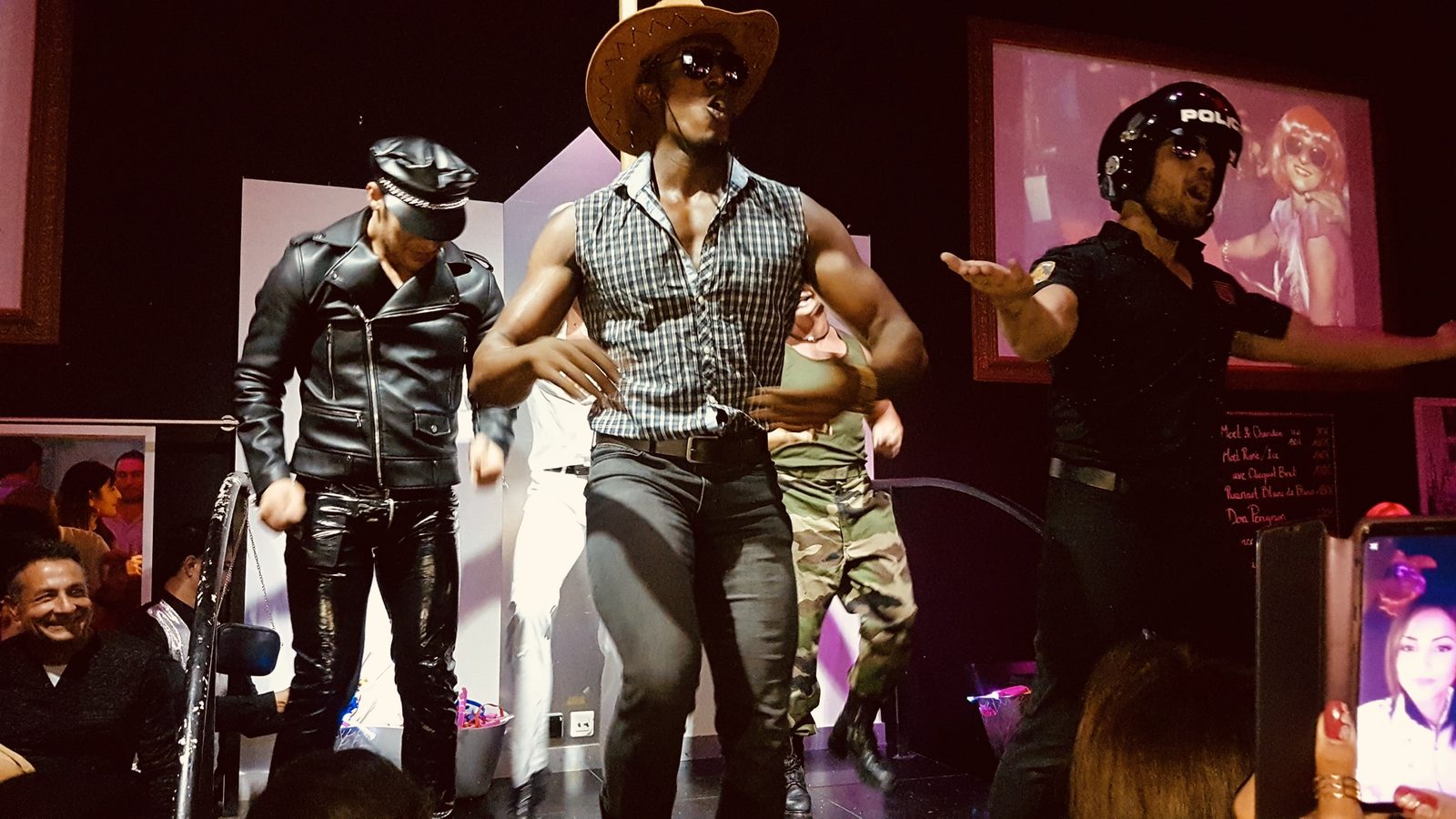 Chippendales à domicile à Marseille à prix accessible - troupe en costumes